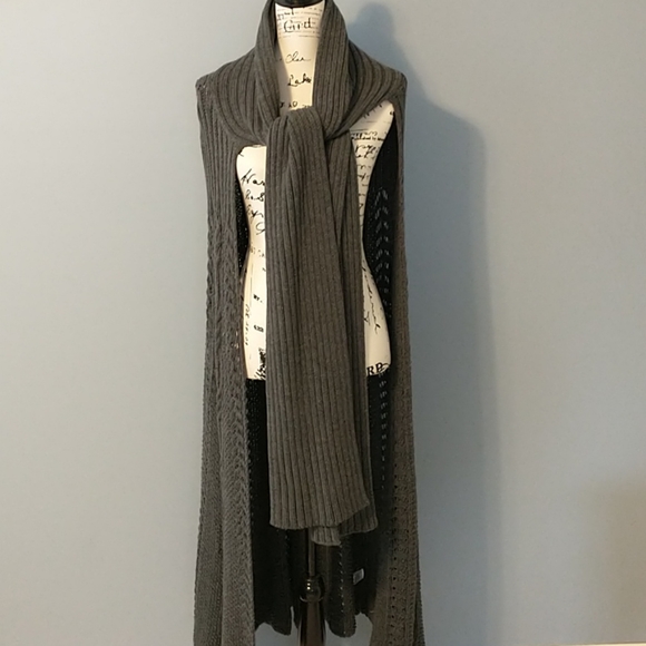 Sisters Sweater Cape - Picture 2 of 6